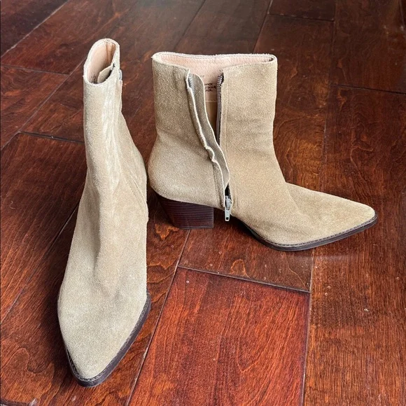 MATISSE CATY ANKLE BOOT, TAUPE, SIZE 8. - Picture 10 of 11